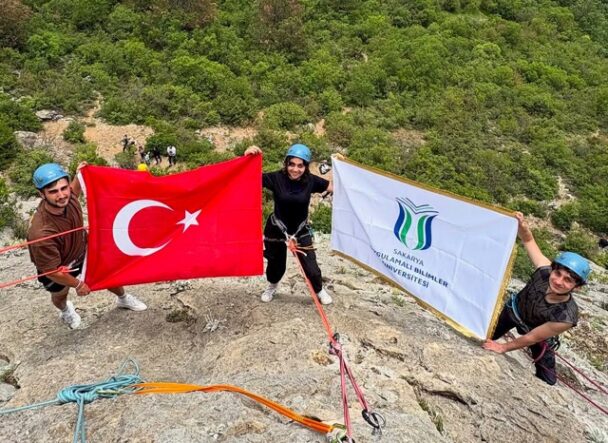 Geyve’de kaya tırmanışı yaptılar