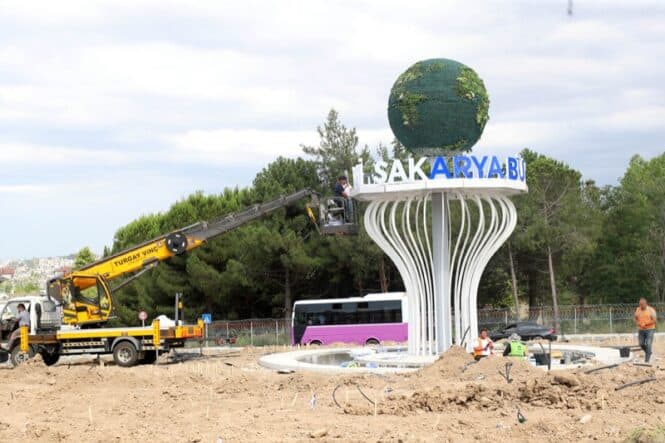 Sapanca’nın girişinde neden 'yeşil dünya' figürü kullanıldı?