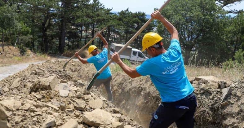 Geyve'de su kayıp ve kesintilerine neden olan içme su altyapısını yeniliyor