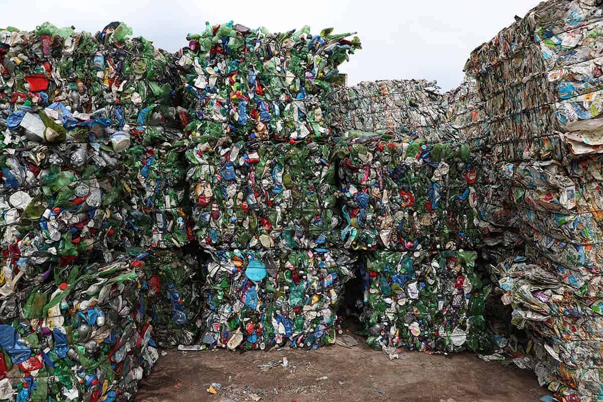 Çevre ve geri dönüşüm alanında plastik atıkların toplandığı ve geri kazanıldığı alanlar, sürdürülebilirlik için önemli tesisler.