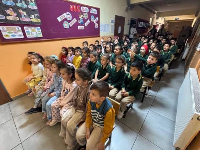 İlgiyle izleyen küçükler, eğitim ortamında sıkı takip.