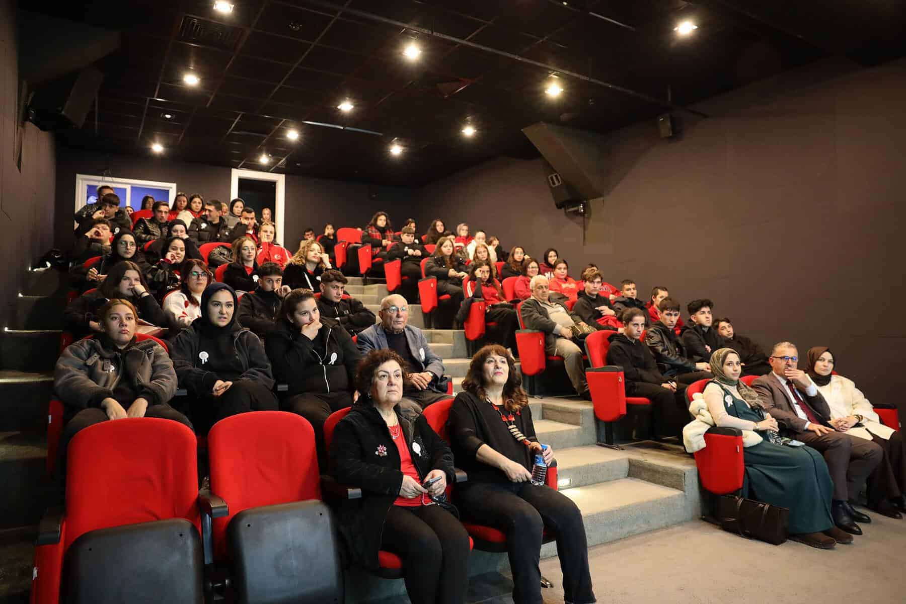 Küçük ve büyüklerin katılımıyla organize edilen kültürel etkinlik.