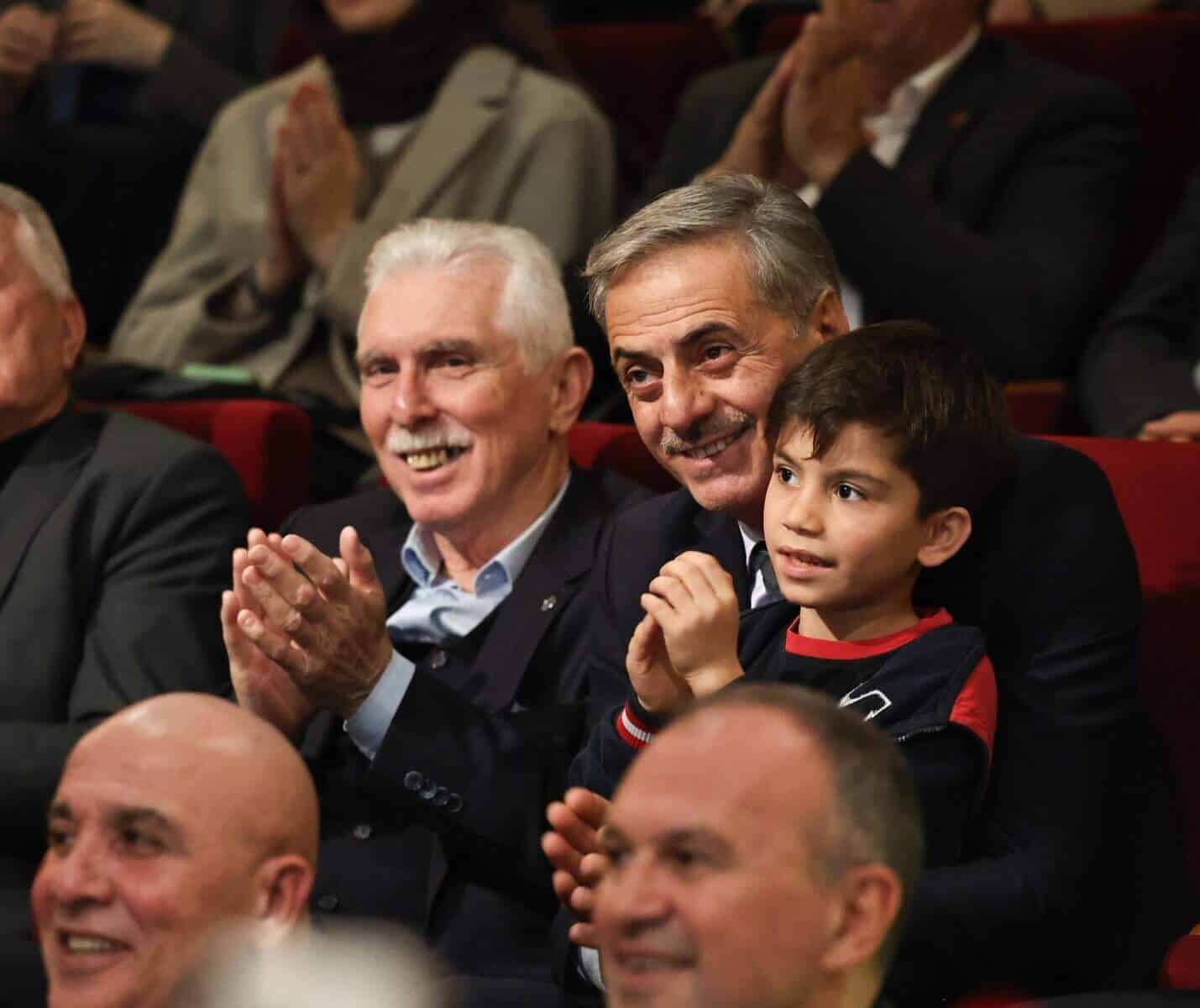 Düzenlenen etkinlikte katılımcılar güler yüzlü ve neşeli, keyifli anlar paylaşıyor.