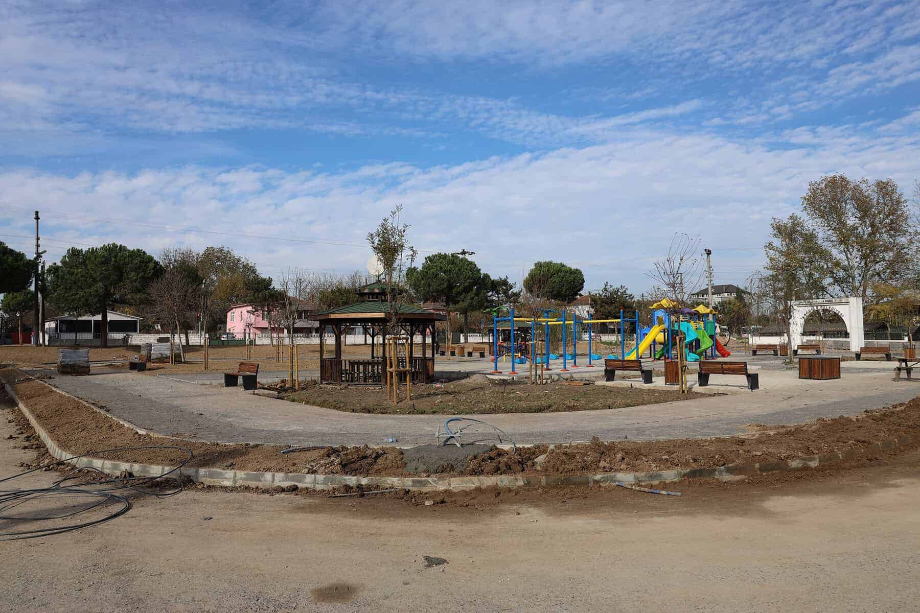 Çocukların güvenle oynayabileceği park, şehir merkezinde yeni yenilenen yeşil alan.