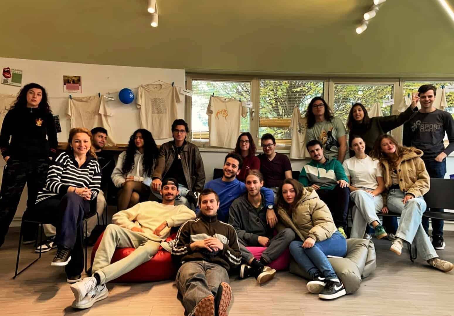 Öğrenciler ve tasarımcılar birlikte yaratıcı etkinliklerde bulunuyor, sanatsal çalışmalar sergileniyor.