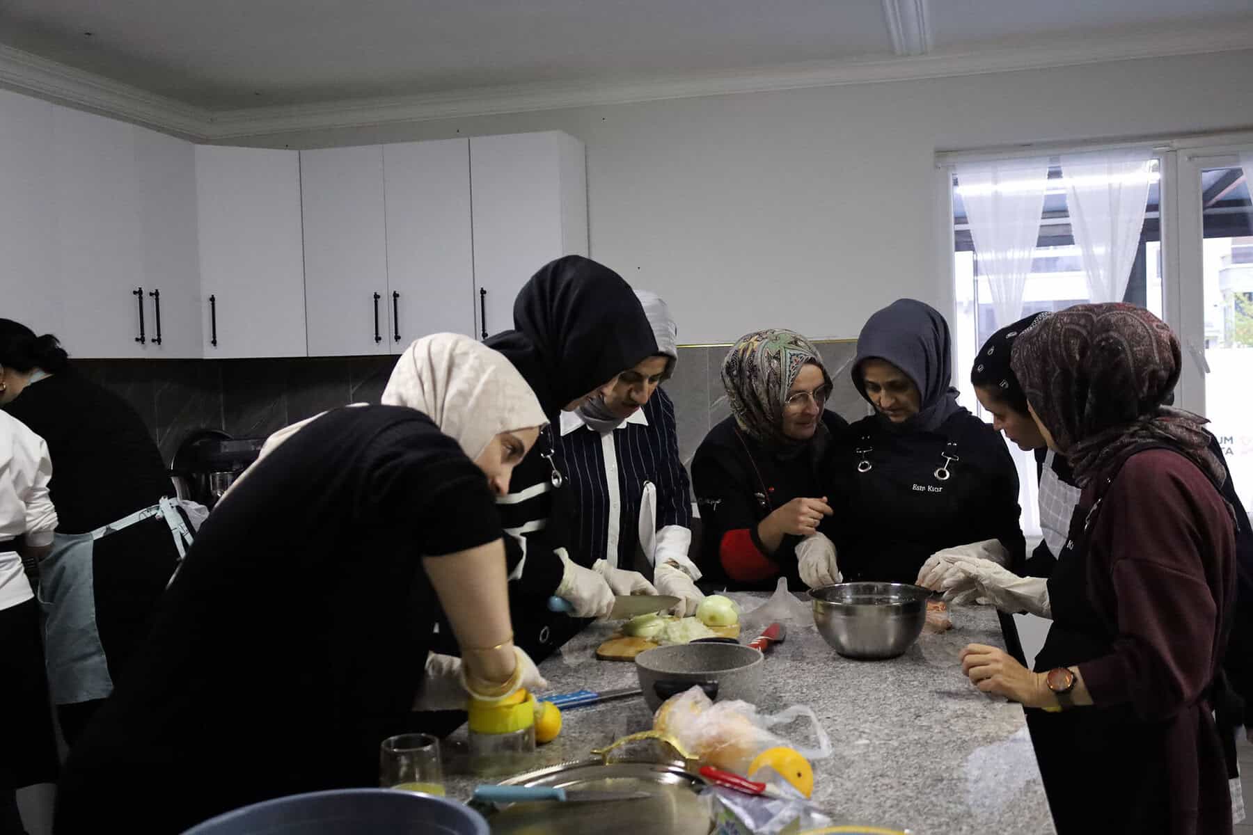 Kadınlar mutfakta yemek hazırlarken bir arada.