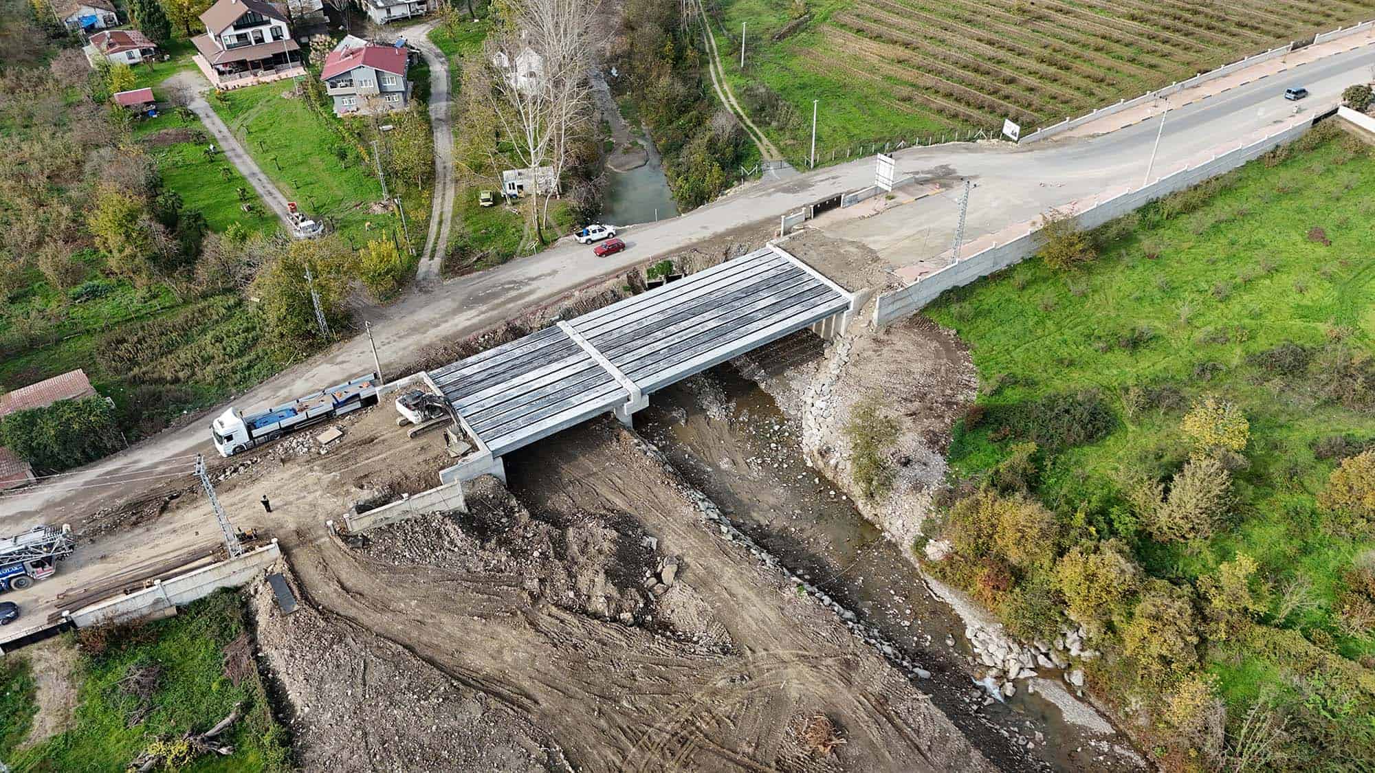 Küçük köprü inşaatı ve yol yapım çalışması, altyapı ve ulaşım projeleri.