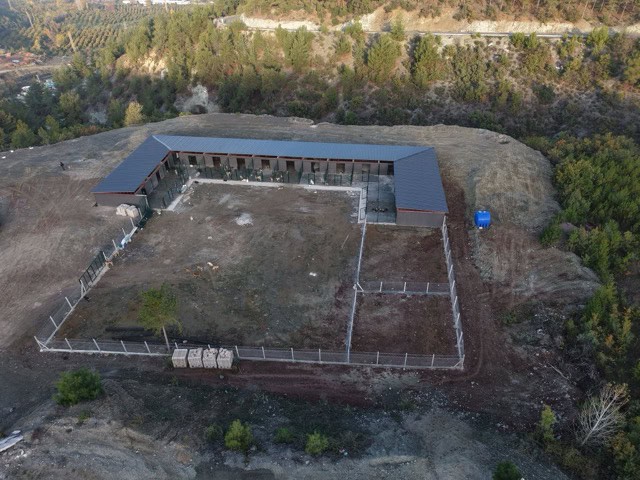 Yavaş yavaş tamamlanan bina ve çevresi, modern tasarım ve altyapı detaylarıyla.