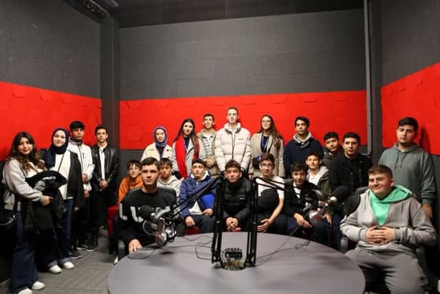 Gençler için radyo ve medya atölyesi, interaktif yayın ortamı.