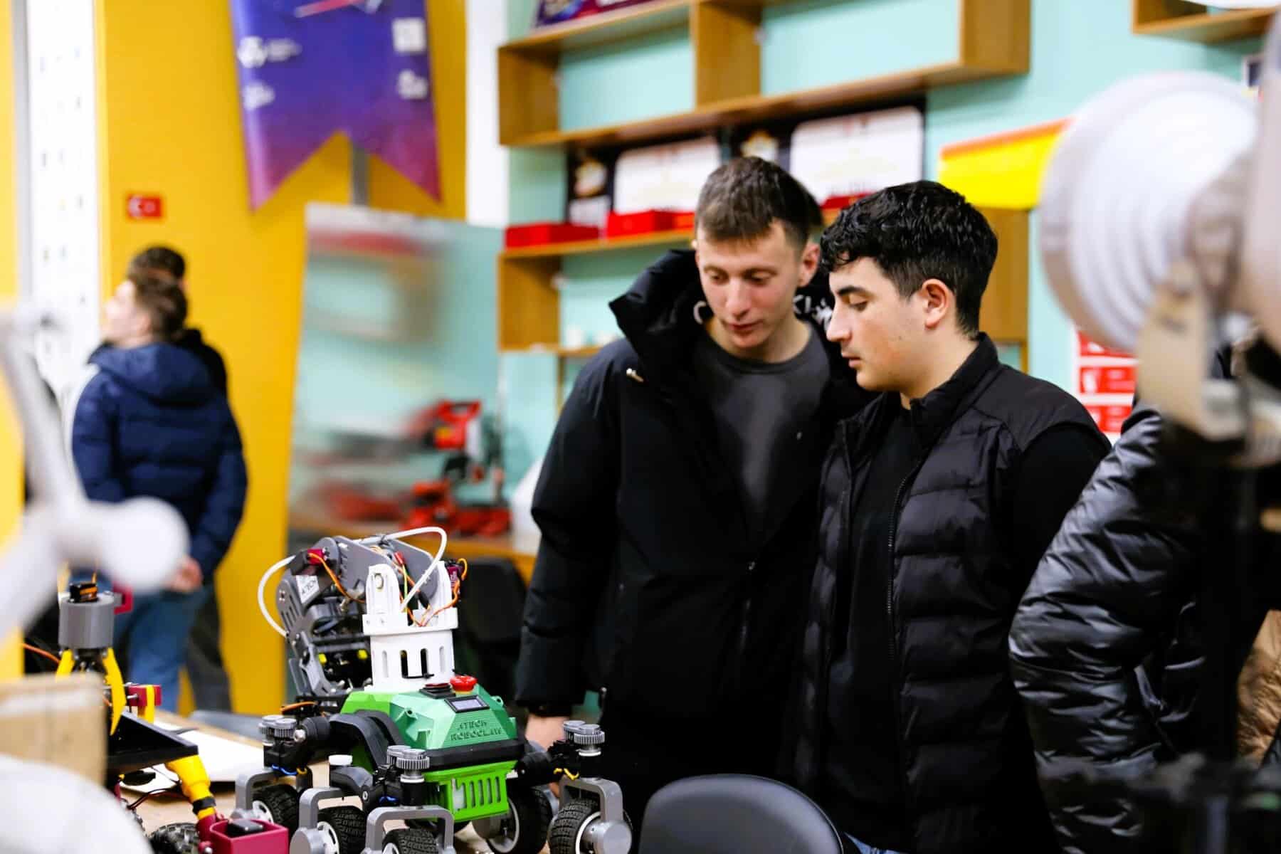 Yapay zeka ve robotik teknolojileriyle ilgilenen gençler, yeni nesil inovasyonu keşfediyor.