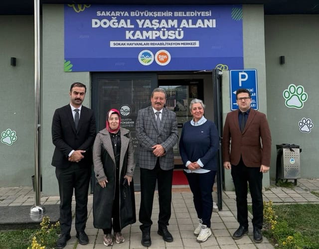 Sağlık Bakanlığı ve belediye yetkilileri doğal yaşam alanını inceledi, basın açıklaması yapıyor.