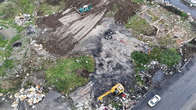 Çöpler ve yüklenici araçları ile atık alanı temizleniyor.