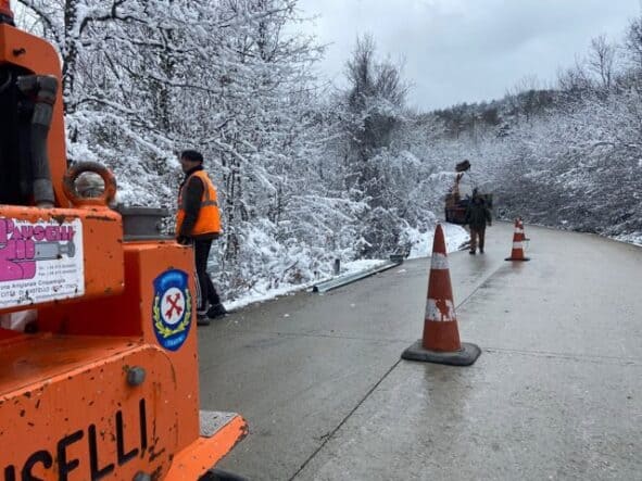 Güvenlik önlemleri kapsamında kuzey mahallelerinde çelik bariyer montaj çalışması.