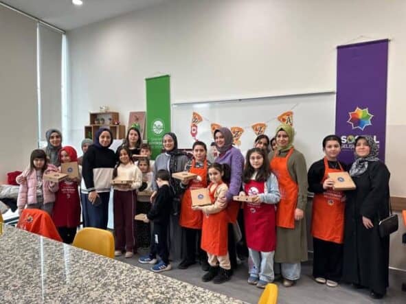 Düzenlenen etkinlikte çocuklar ve katılımcılar, innovaie ve eğitimsel çalışmalara katıldı.