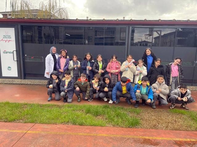 Basin Merkezi önünde çocuklar ve öğretmenler, dış mekan grup etkinliği.