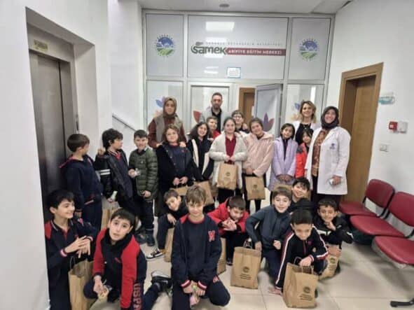 Okul ve eğitim odaklı, çocuklar ve öğretmenlerle hazırlanan grup fotoğrafı.