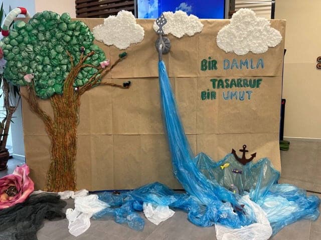 El yapımı kağıt ve ip kullanımıyla doğal manzara.