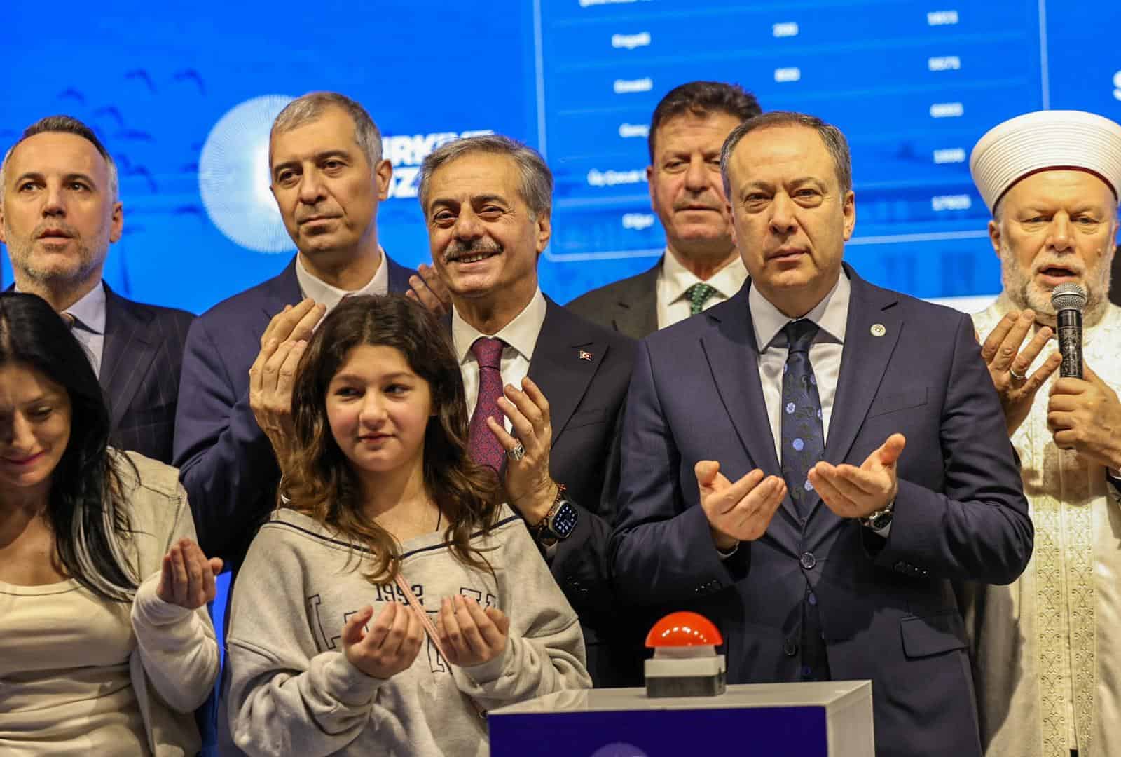 Otomatik taslak ile basın merkezinde önemli kişiler ve çocuklar bir arada.