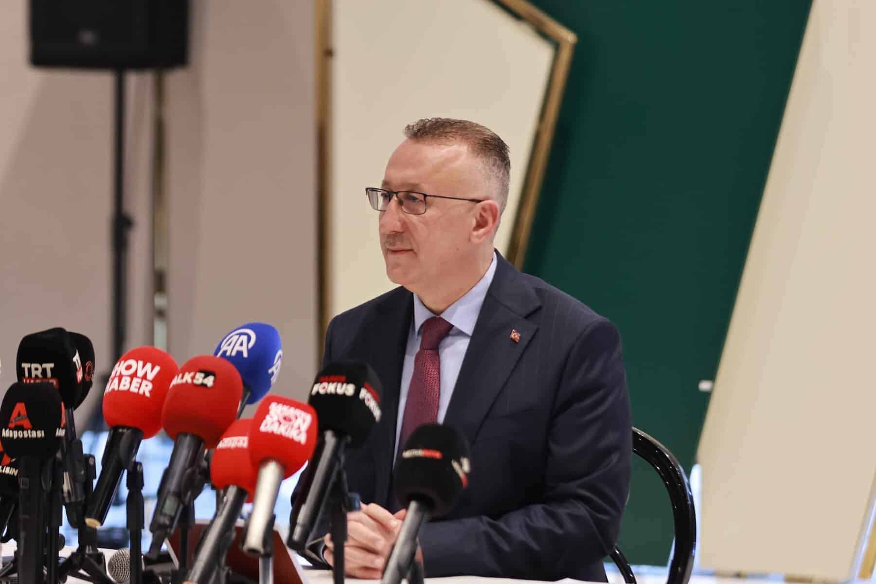 Basın Merkezi temsilcisi, çeşitli medya kuruluşlarının sorularını yanıtlıyor.