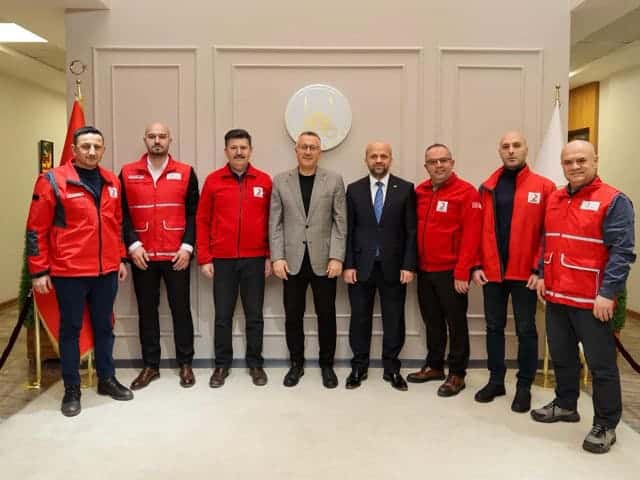 Kıyafet bağış kutuları ile dayanışma örneği sergileniyor.