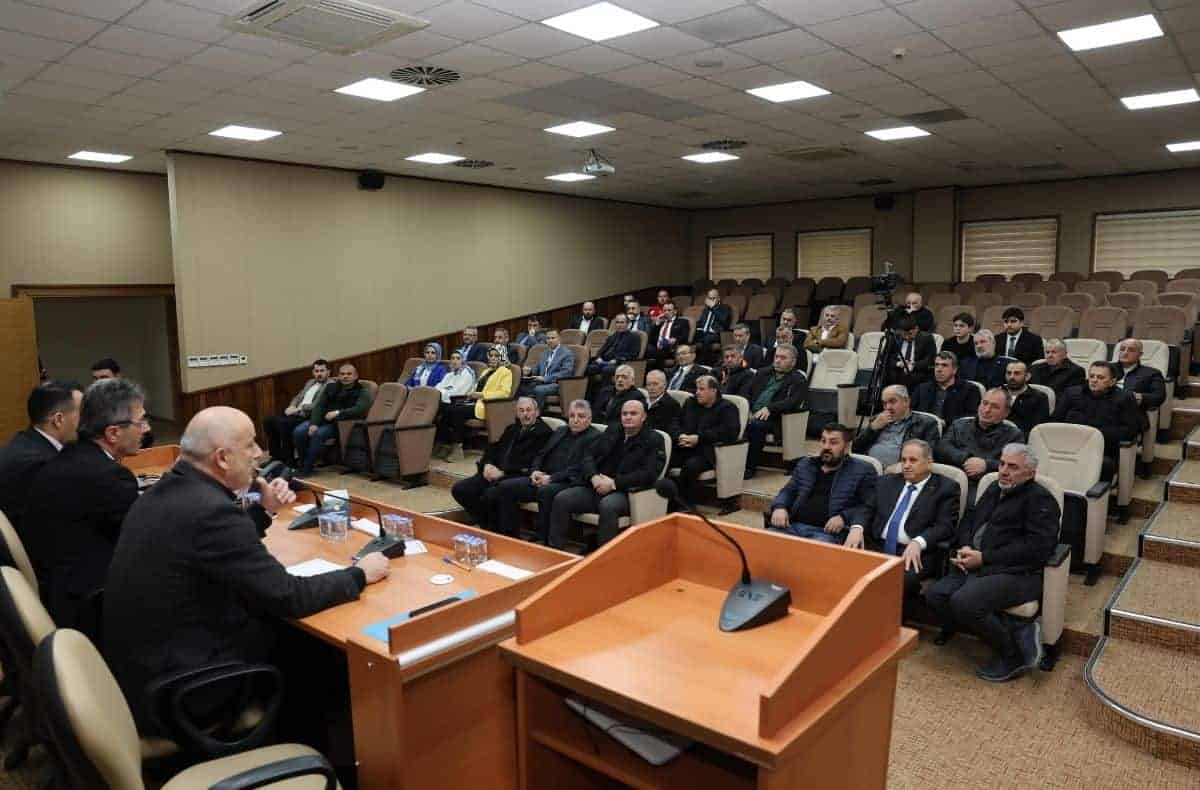 Başkan Şenol Dinç, muhtarlarla bir araya gelerek yerel sorunları ve projeleri değerlendirdi.