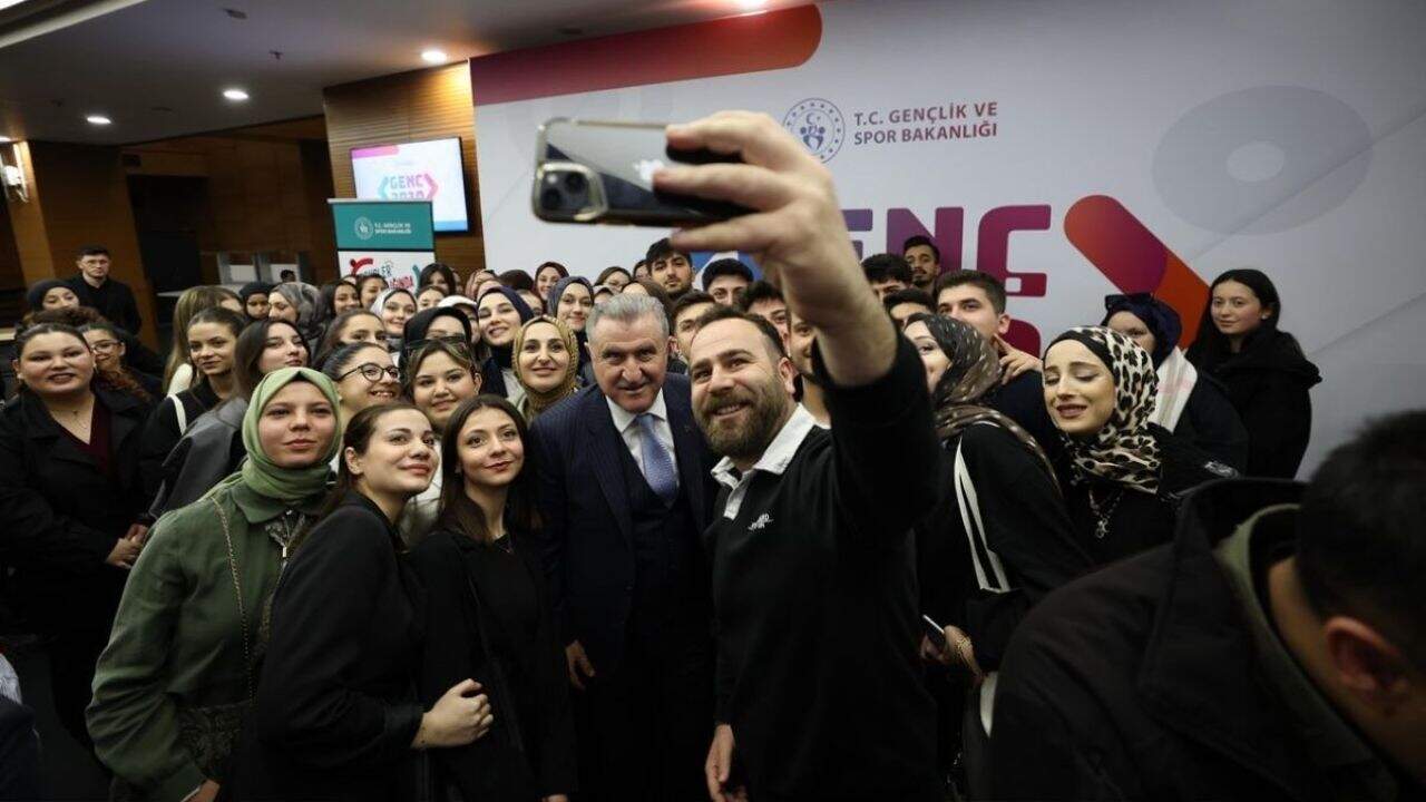 GENÇ2030 Projesi ile Gençlik Merkezlerindeki Atölyeler Dijital ve Yapay Zeka Eğitimine Yeniden Yapılandırılıyor