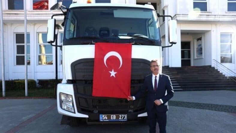 Erenler Belediyesi, Bakanlık Desteğiyle Yeni Yol Süpürme Aracını Hizmete Sundu