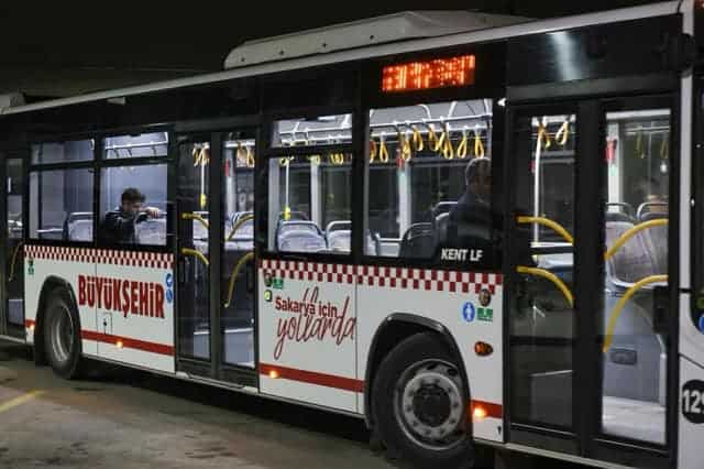 Otobüs, Sakarya'da sabaha kadar yolcu taşıyan toplu ulaşım aracı.
