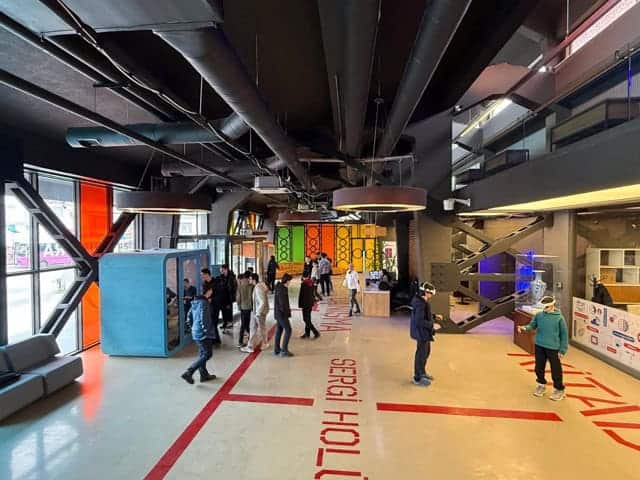 Gençler, Büyükşehir DİGEM’de teknolojik atölyelerde yeni beceriler kazanıyor.