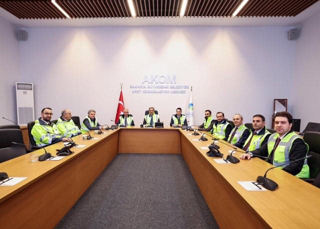 Güvenlik toplantısında belediye ve emniyet yetkilileri bir arada.