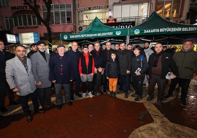 Sakarya Büyükşehir Belediyesi önünde basın mensupları ve vatandaşlar bir arada.