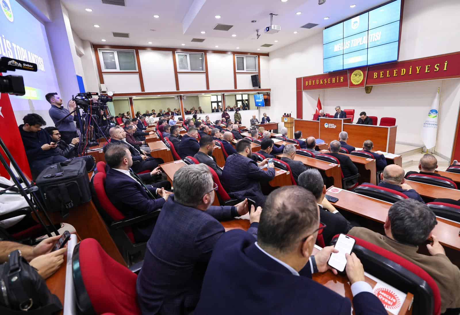 Başkan Yusuf Alemdar, Sakarya Meclisi’nde Hizmet ve Yatırım Projelerini Anlattı