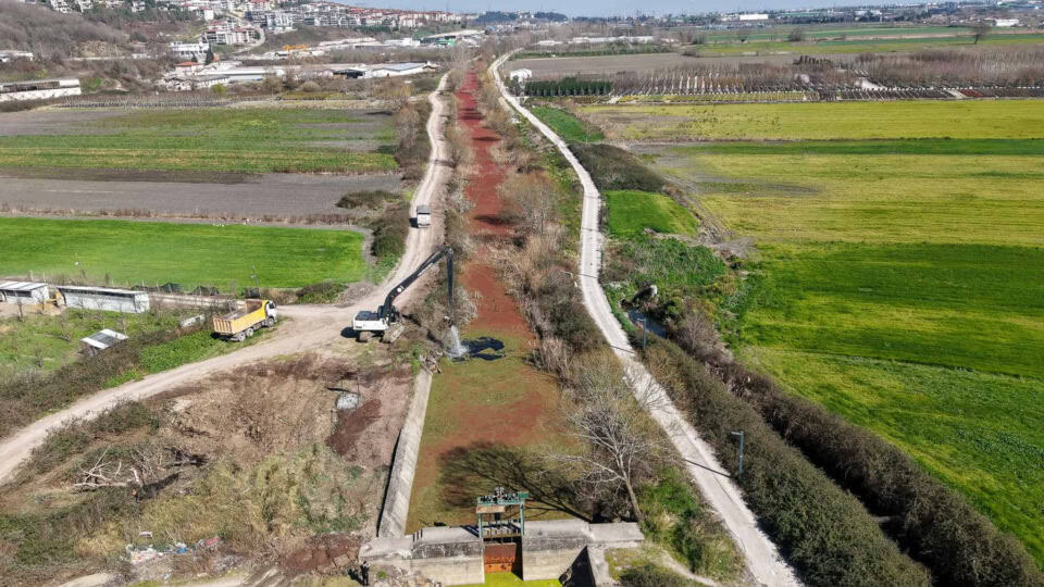 Sakarya'da Çark Deresi'nin 5 Kilometrelik Hattında Hijyen ve Çevre Sağlığı İçin Temizlik Çalışması Sürüyor