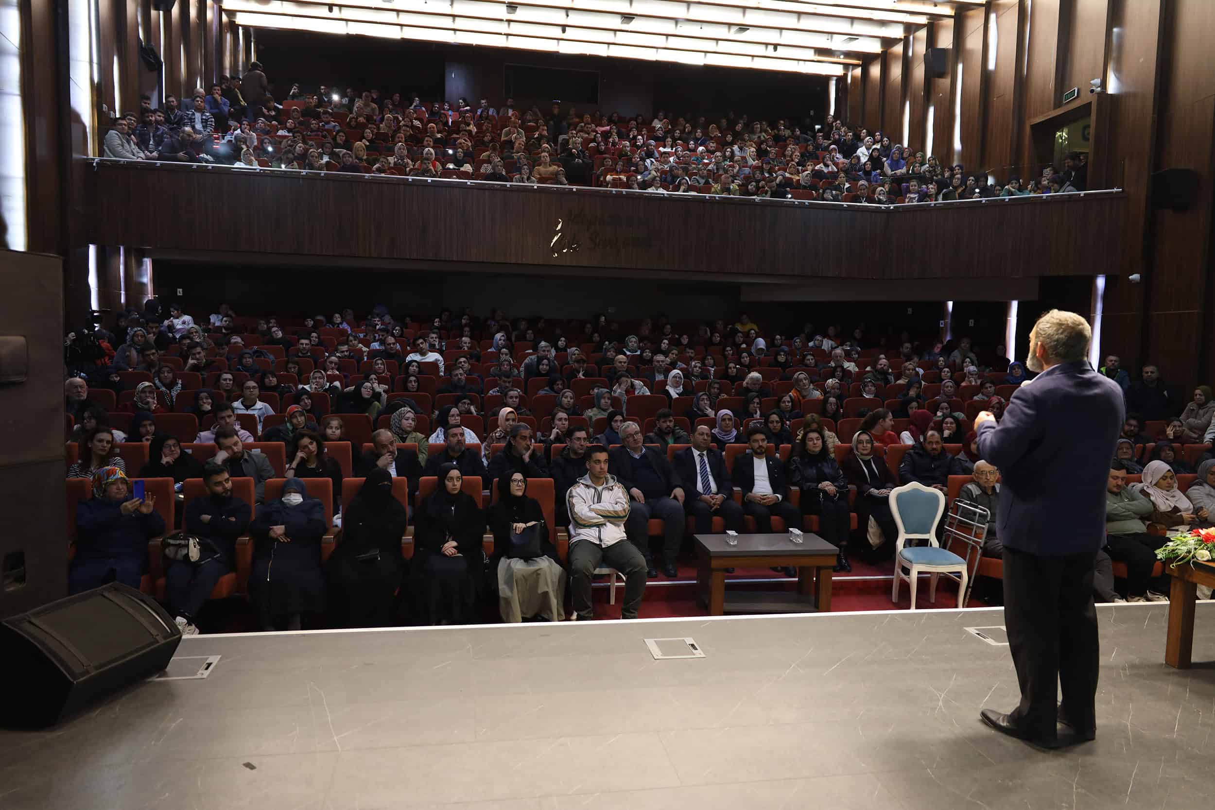 Dursun Ali Erzincanlı, Sakarya'da Şiirlerle Ramazan Buluşmasında Dinleyicilerle Bir Araya Geldi