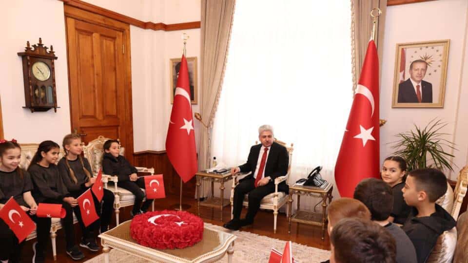 Sakarya Valiliği’nde 23 Nisan’da Çocuklar Temsili Olarak Makamda Buluştu