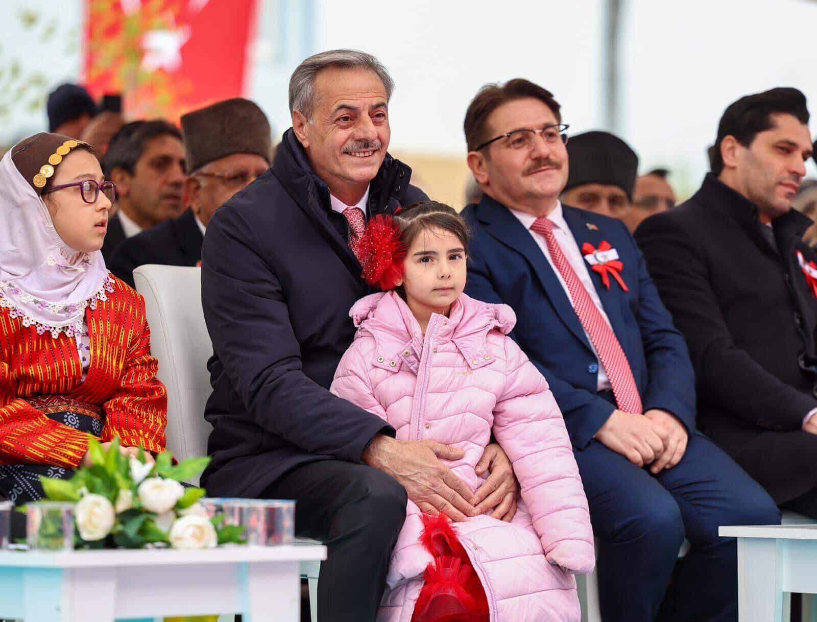 Başkan Yusuf Alemdar, Arifiye’deki 23 Nisan Etkinliğinde Çocuklarla Buluştu