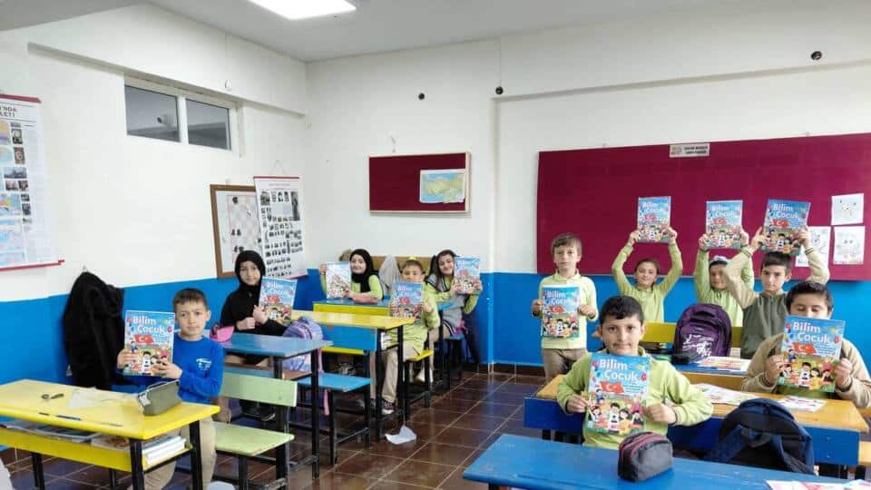 Sakarya’da Bilim Tohumları Projesiyle Çocuklara Bilim Dergisi Dağıtıldı