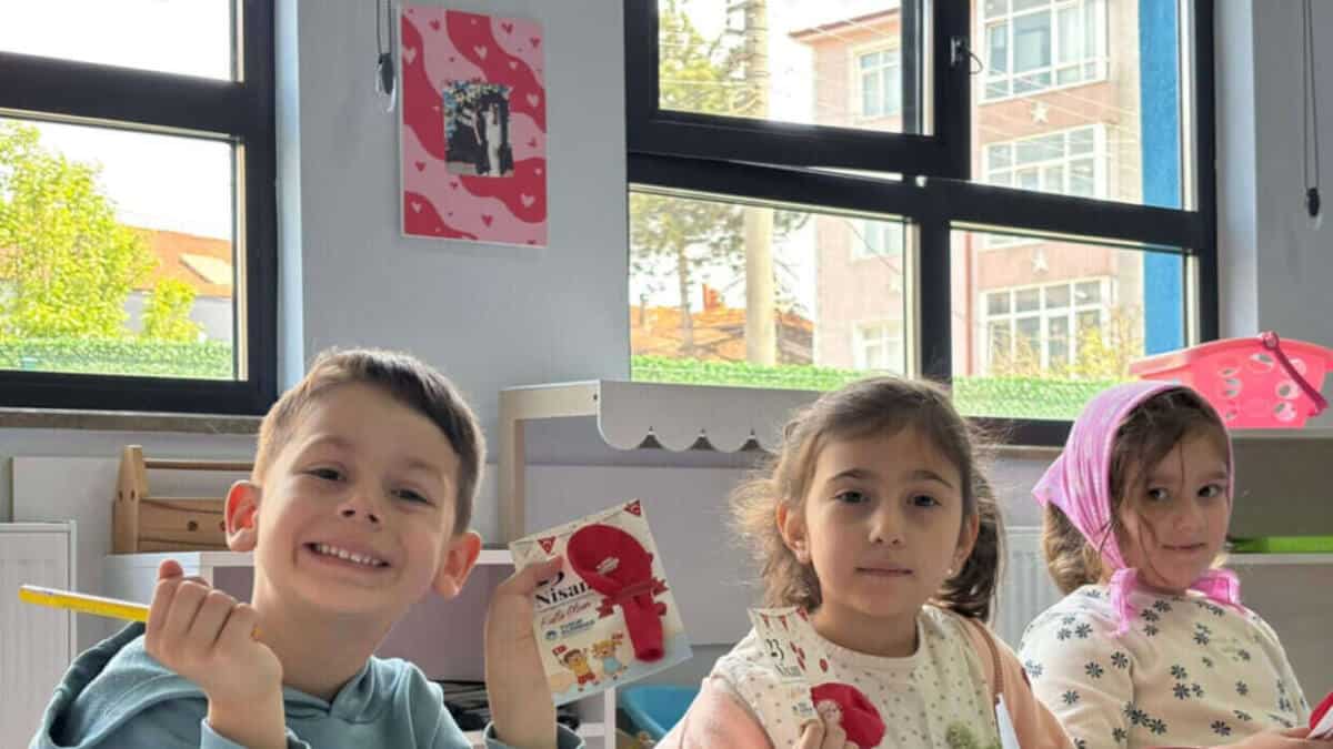 Sakarya Büyükşehir Belediyesi 23 Nisan’da Çocuklara Hediyelerle Bayram Sevinci Yaşattı