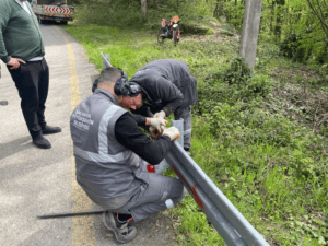 Hendek Hicriye Mahallesi&rsquo;nde Yol Kenarlarına &Ccedil;elik Bariyer Desteği Sağlandı