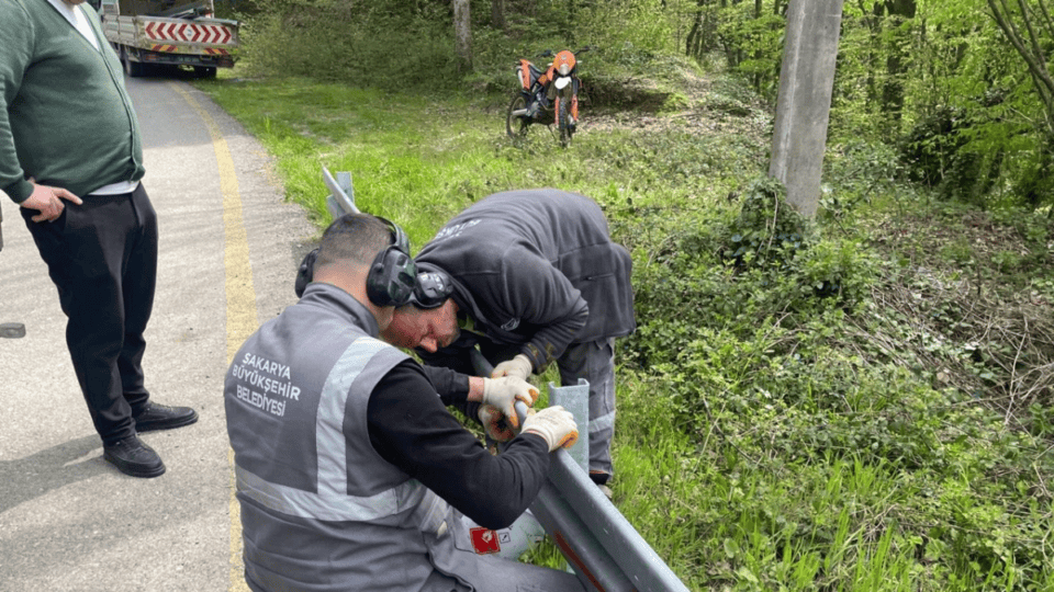 Hendek Hicriye Mahallesi’nde Yol Kenarlarına Çelik Bariyer Desteği Sağlandı