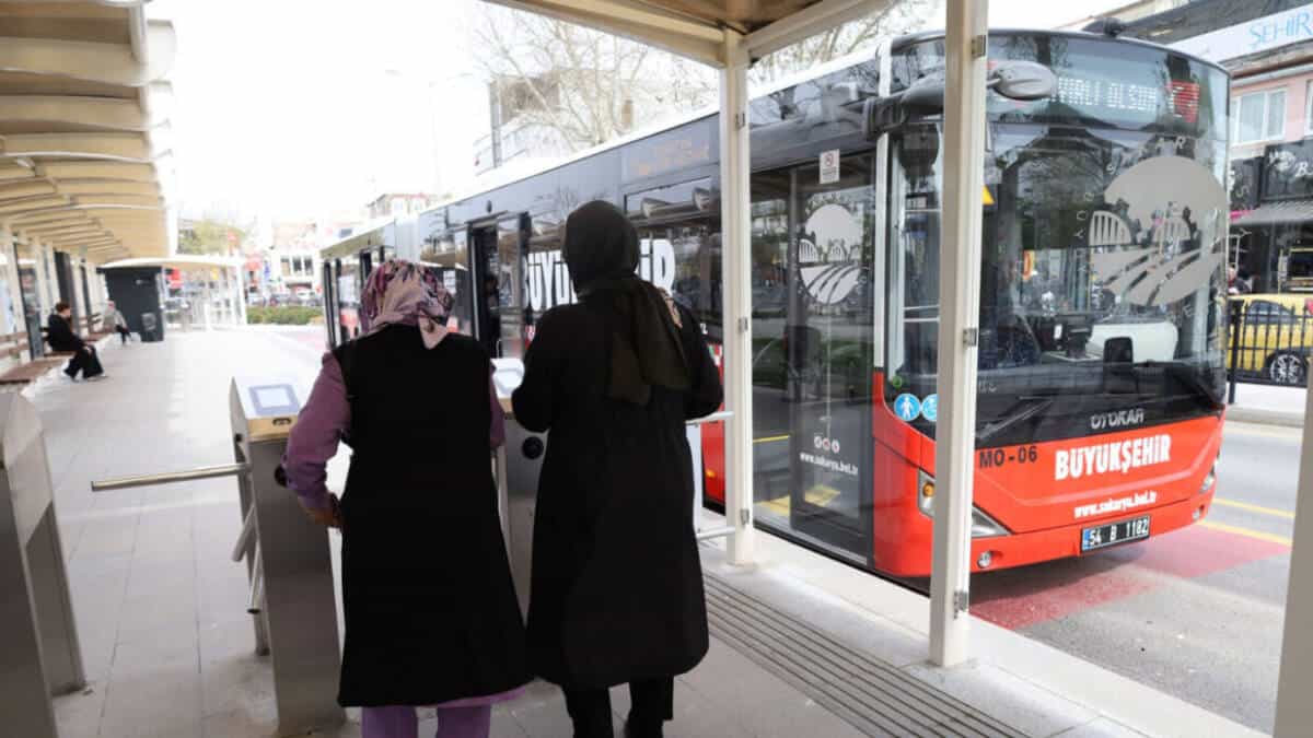Sakarya’da Metrobüs Ücretli Sisteme Geçişin İlk Gününde Yoğun İlgi Gördü