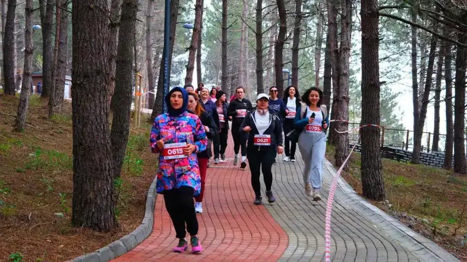 Sapanca Gölü kıyısında ilk Bahar Koşusu’nda 700 sporcu Huzur Koridoru’nda buluştu