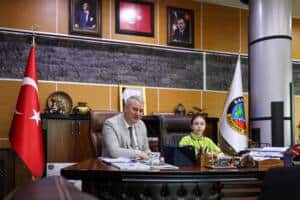 Serdivan Belediyesi&rsquo;nde 23 Nisan&rsquo;da Makam Koltuğu &Ccedil;ocuklara Teslim Edildi