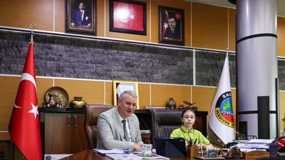 Serdivan Belediyesi’nde 23 Nisan’da Makam Koltuğu Çocuklara Teslim Edildi