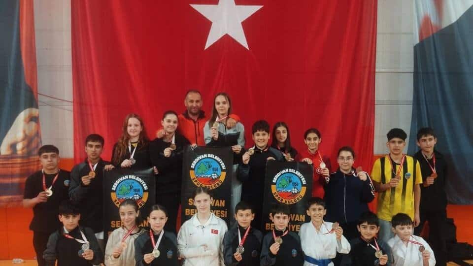 Serdivanlı Karateciler 23 Nisan Şampiyonası’nda 25 Madalya ile Öne Çıktı