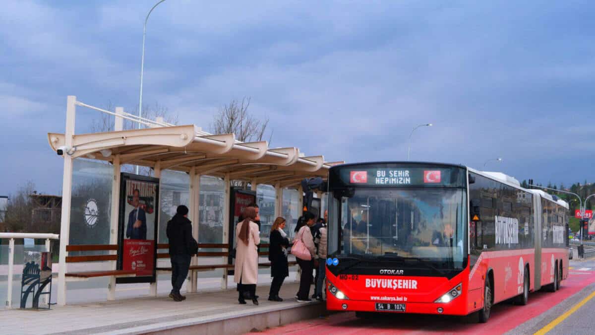 Sakarya’da Metrobüslerde Gece Seferleri Başladı: Ulaşımda Yeni Kolaylık