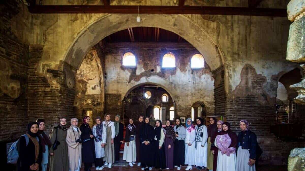SAÜ İlahiyat Fakültesi Öğrencileri İznik’te Fotoğrafçılık Deneyimi Kazandı